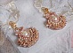 BO Poudre de Riz brod&eacute;es avec des cabochons ronds orn&eacute;es de petites perles rondes nacr&eacute;es en Cristal de Swarovski, perles plates satin&eacute;es et rocailles &agrave; laquelle s'ajoute des crochets en Laiton