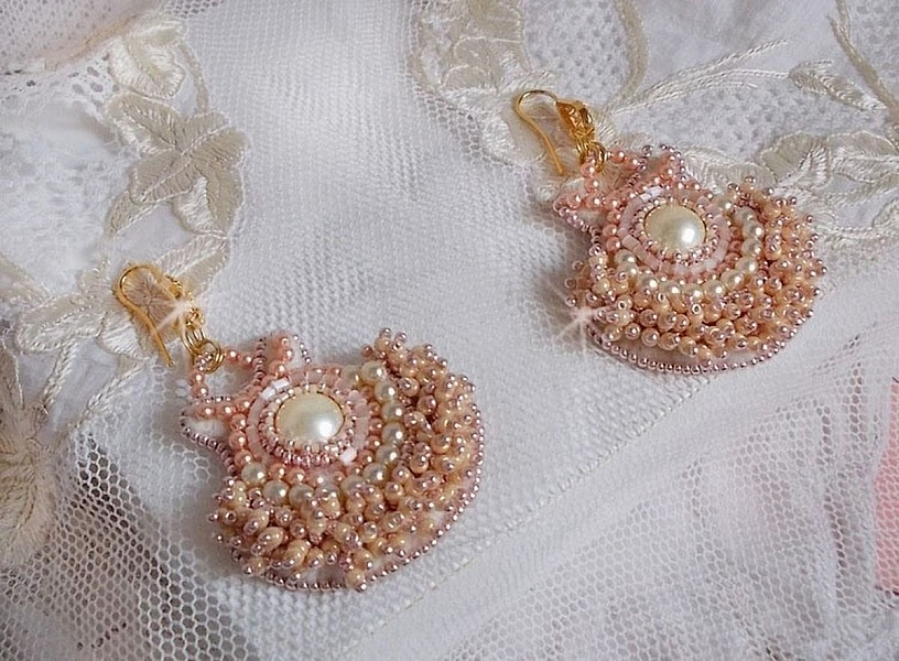 BO Poudre de Riz brod&eacute;es avec des cabochons ronds orn&eacute;es de petites perles rondes nacr&eacute;es en Cristal de Swarovski, perles plates satin&eacute;es et rocailles &agrave; laquelle s'ajoute des crochets en Laiton