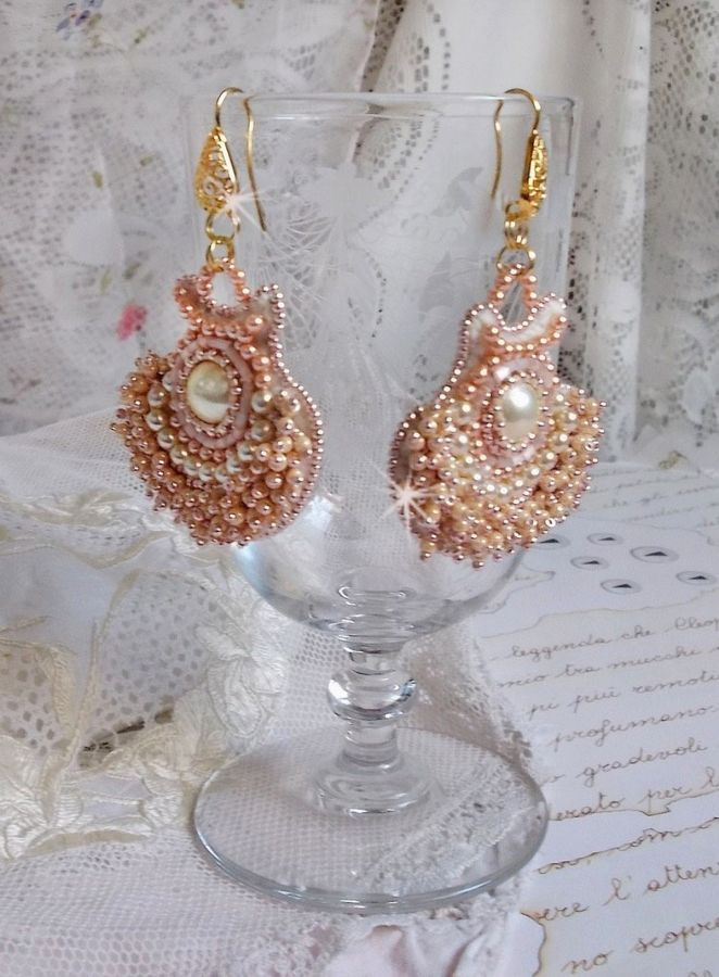 BO Poudre de Riz brod&eacute;es avec des cabochons ronds orn&eacute;es de petites perles rondes nacr&eacute;es en Cristal de Swarovski, perles plates satin&eacute;es et rocailles &agrave; laquelle s'ajoute des crochets en Laiton