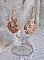 BO Poudre de Riz brod&eacute;es avec des cabochons ronds orn&eacute;es de petites perles rondes nacr&eacute;es en Cristal de Swarovski, perles plates satin&eacute;es et rocailles &agrave; laquelle s'ajoute des crochets en Laiton