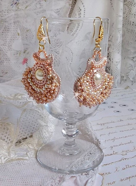 BO Poudre de Riz brod&eacute;es avec des cabochons ronds orn&eacute;es de petites perles rondes nacr&eacute;es en Cristal de Swarovski, perles plates satin&eacute;es et rocailles &agrave; laquelle s'ajoute des crochets en Laiton