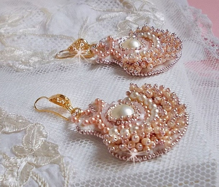 BO Poudre de Riz brod&eacute;es avec des cabochons ronds orn&eacute;es de petites perles rondes nacr&eacute;es en Cristal de Swarovski, perles plates satin&eacute;es et rocailles &agrave; laquelle s'ajoute des crochets en Laiton
