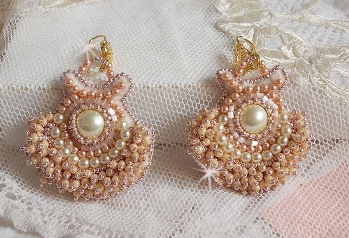 BO Poudre de Riz brod&eacute;es avec des cabochons ronds orn&eacute;es de petites perles rondes nacr&eacute;es en Cristal de Swarovski, perles plates satin&eacute;es et rocailles &agrave; laquelle s'ajoute des crochets en Laiton