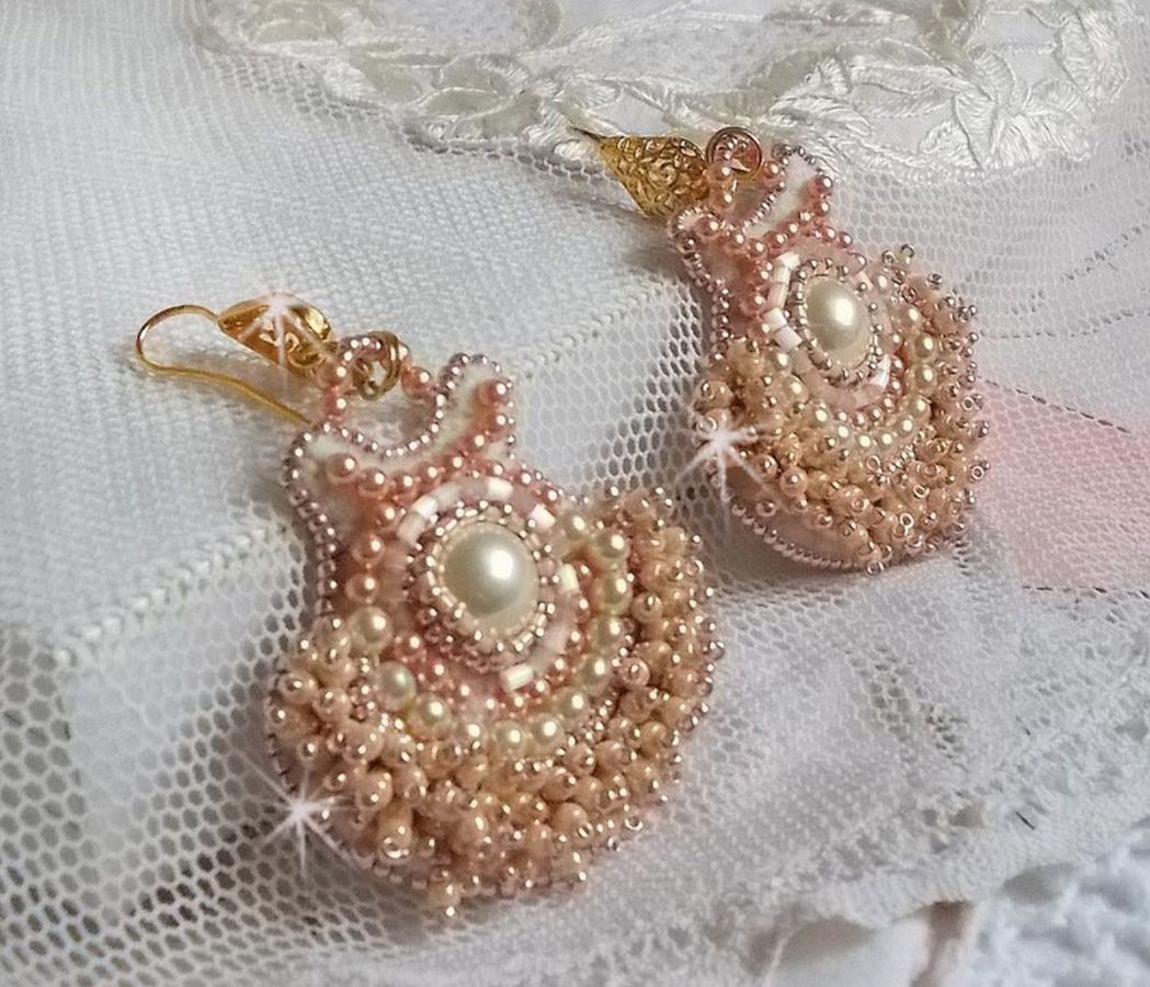 BO Poudre de Riz brod&eacute;es avec des cabochons ronds orn&eacute;es de petites perles rondes nacr&eacute;es en Cristal de Swarovski, perles plates satin&eacute;es et rocailles &agrave; laquelle s'ajoute des crochets en Laiton