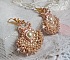 BO Poudre de Riz brod&eacute;es avec des cabochons ronds orn&eacute;es de petites perles rondes nacr&eacute;es en Cristal de Swarovski, perles plates satin&eacute;es et rocailles &agrave; laquelle s'ajoute des crochets en Laiton