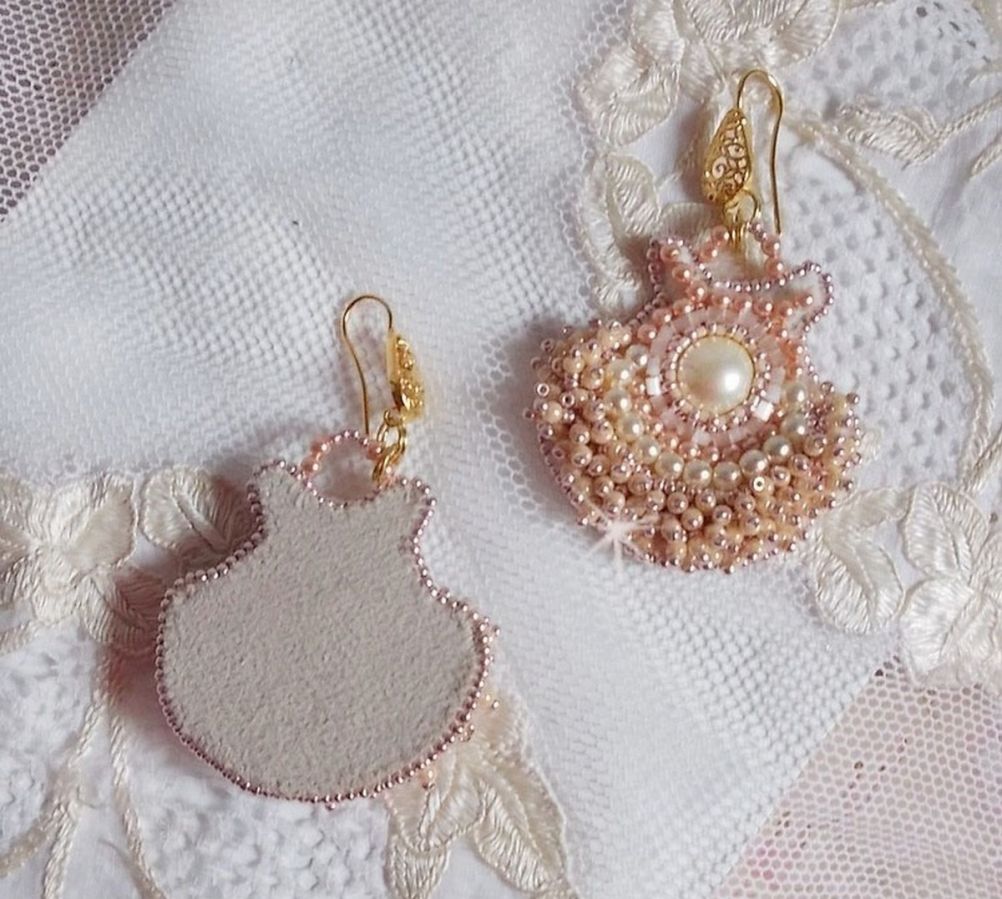 BO Poudre de Riz brod&eacute;es avec des cabochons ronds orn&eacute;es de petites perles rondes nacr&eacute;es en Cristal de Swarovski, perles plates satin&eacute;es et rocailles &agrave; laquelle s'ajoute des crochets en Laiton