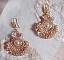 BO Poudre de Riz brod&eacute;es avec des cabochons ronds orn&eacute;es de petites perles rondes nacr&eacute;es en Cristal de Swarovski, perles plates satin&eacute;es et rocailles &agrave; laquelle s'ajoute des crochets en Laiton