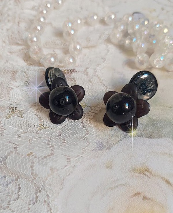 Boucles d'oreilles puces fleurs noires et perles sur dentelle.