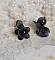 Boucles d'oreilles fleurs noires avec perles et cabochons brillants.