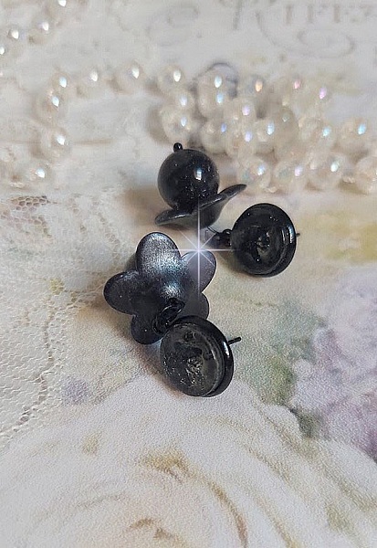 Boucles d'oreilles puces fleurs noires avec perles et cabochons.