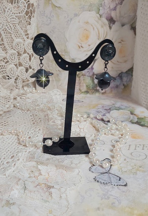Boucles d'oreilles pendantes fleurs Art Nouveau et perles noires.