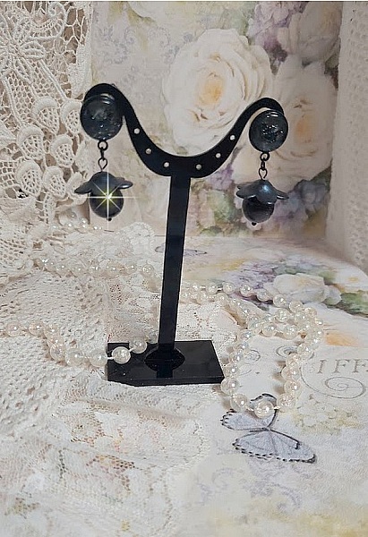 Boucles d'oreilles pendantes fleurs Art Nouveau et perles noires.