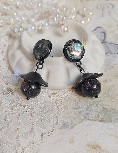 Boucles d'oreilles pendantes fleurs noires, perles scintillantes et cabochons.