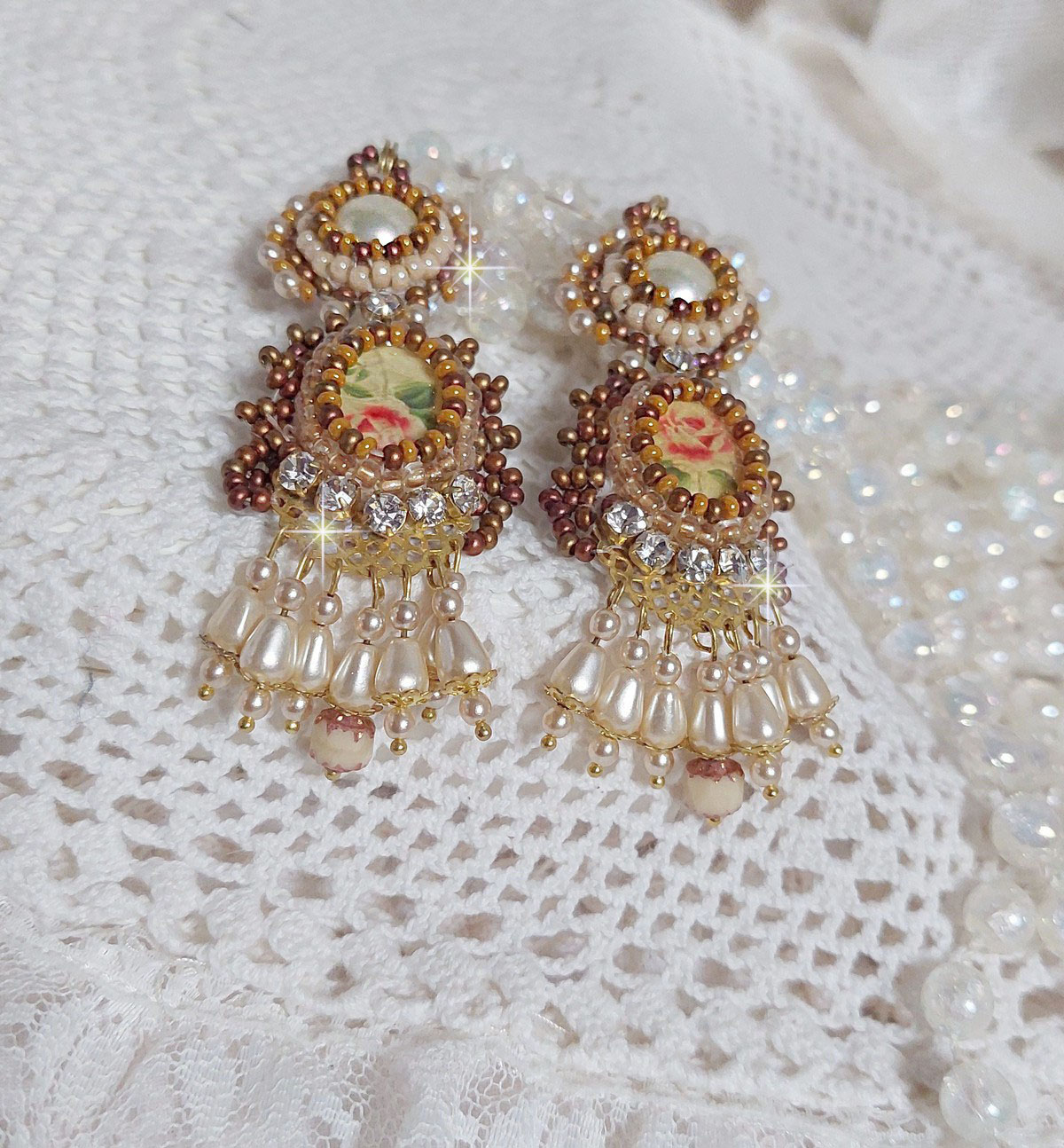BO Reflets de Ros&eacute;e brod&eacute;es avec des cabochons ronds et ovales fleuries avec une roses rouge, orn&eacute;es de rocailles, perles et chatons en Cristal avec des crochets en Gold Filled 14 carats 