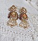 BO Reflets de Ros&eacute;e brod&eacute;es avec des cabochons ronds et ovales fleuries avec une roses rouge, orn&eacute;es de rocailles, perles et chatons en Cristal avec des crochets en Gold Filled 14 carats 