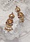 BO Reflets de Ros&eacute;e brod&eacute;es avec des cabochons ronds et ovales fleuries avec une roses rouge, orn&eacute;es de rocailles, perles et chatons en Cristal avec des crochets en Gold Filled 14 carats 