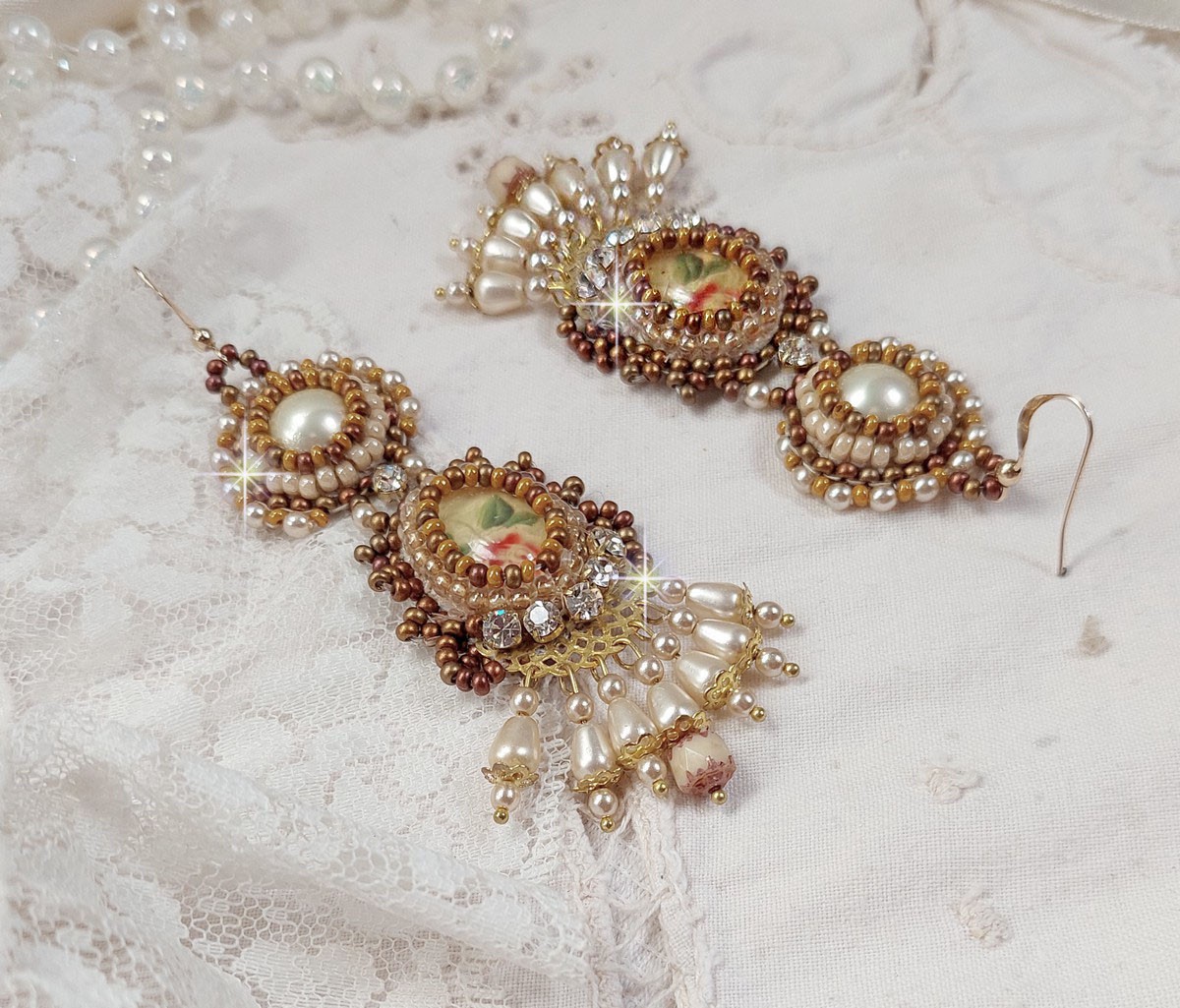 BO Reflets de Ros&eacute;e brod&eacute;es avec des cabochons ronds et ovales fleuries avec une roses rouge, orn&eacute;es de rocailles, perles et chatons en Cristal avec des crochets en Gold Filled 14 carats 