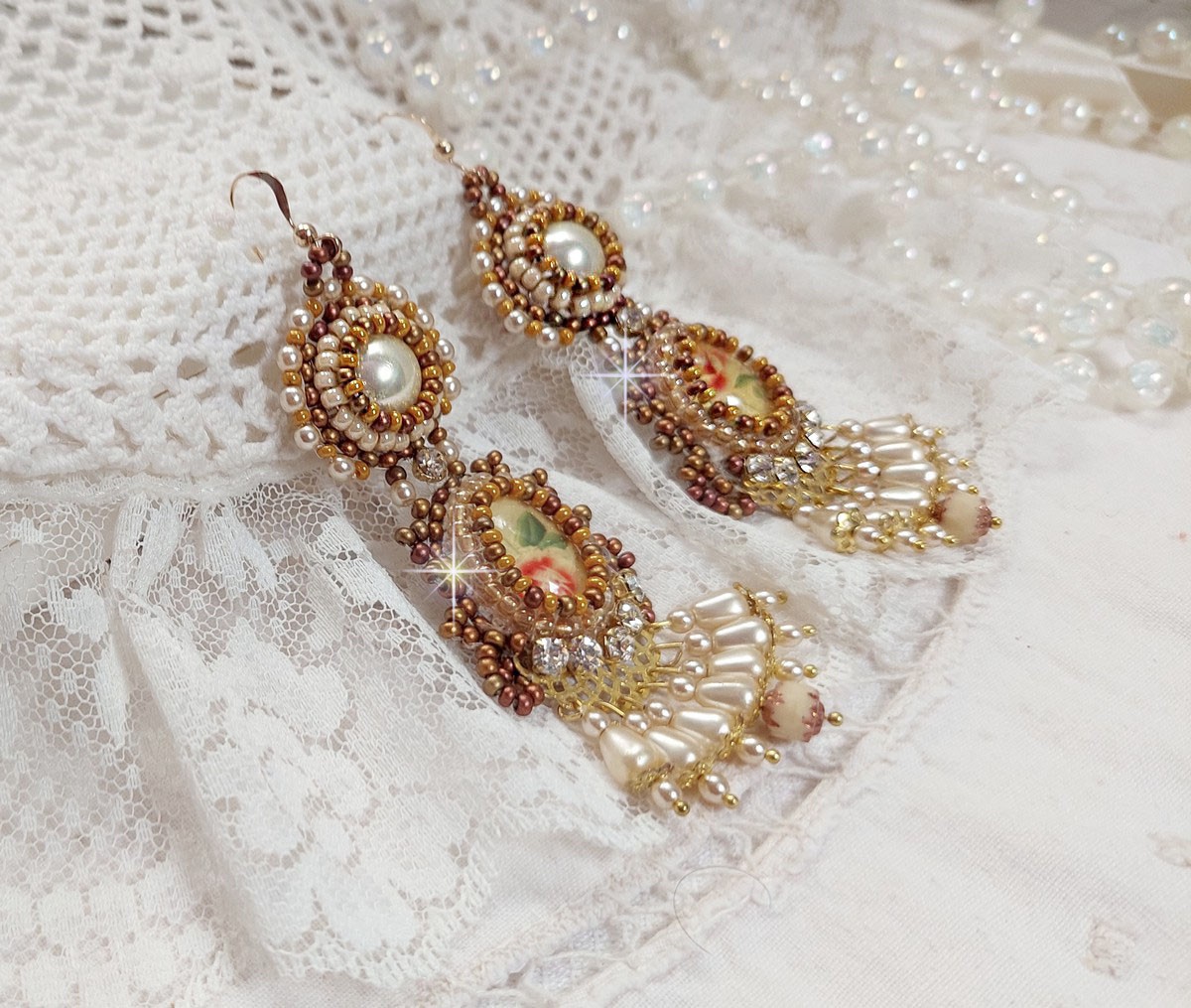 BO Reflets de Ros&eacute;e brod&eacute;es avec des cabochons ronds et ovales fleuries avec une roses rouge, orn&eacute;es de rocailles, perles et chatons en Cristal avec des crochets en Gold Filled 14 carats 