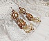 BO Reflets de Ros&eacute;e brod&eacute;es avec des cabochons ronds et ovales fleuries avec une roses rouge, orn&eacute;es de rocailles, perles et chatons en Cristal avec des crochets en Gold Filled 14 carats 