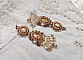 BO Reflets de Ros&eacute;e brod&eacute;es avec des cabochons ronds et ovales fleuries avec une roses rouge, orn&eacute;es de rocailles, perles et chatons en Cristal avec des crochets en Gold Filled 14 carats 