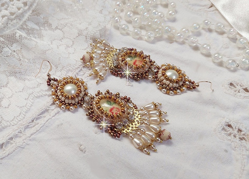 BO Reflets de Ros&eacute;e brod&eacute;es avec des cabochons ronds et ovales fleuries avec une roses rouge, orn&eacute;es de rocailles, perles et chatons en Cristal avec des crochets en Gold Filled 14 carats 