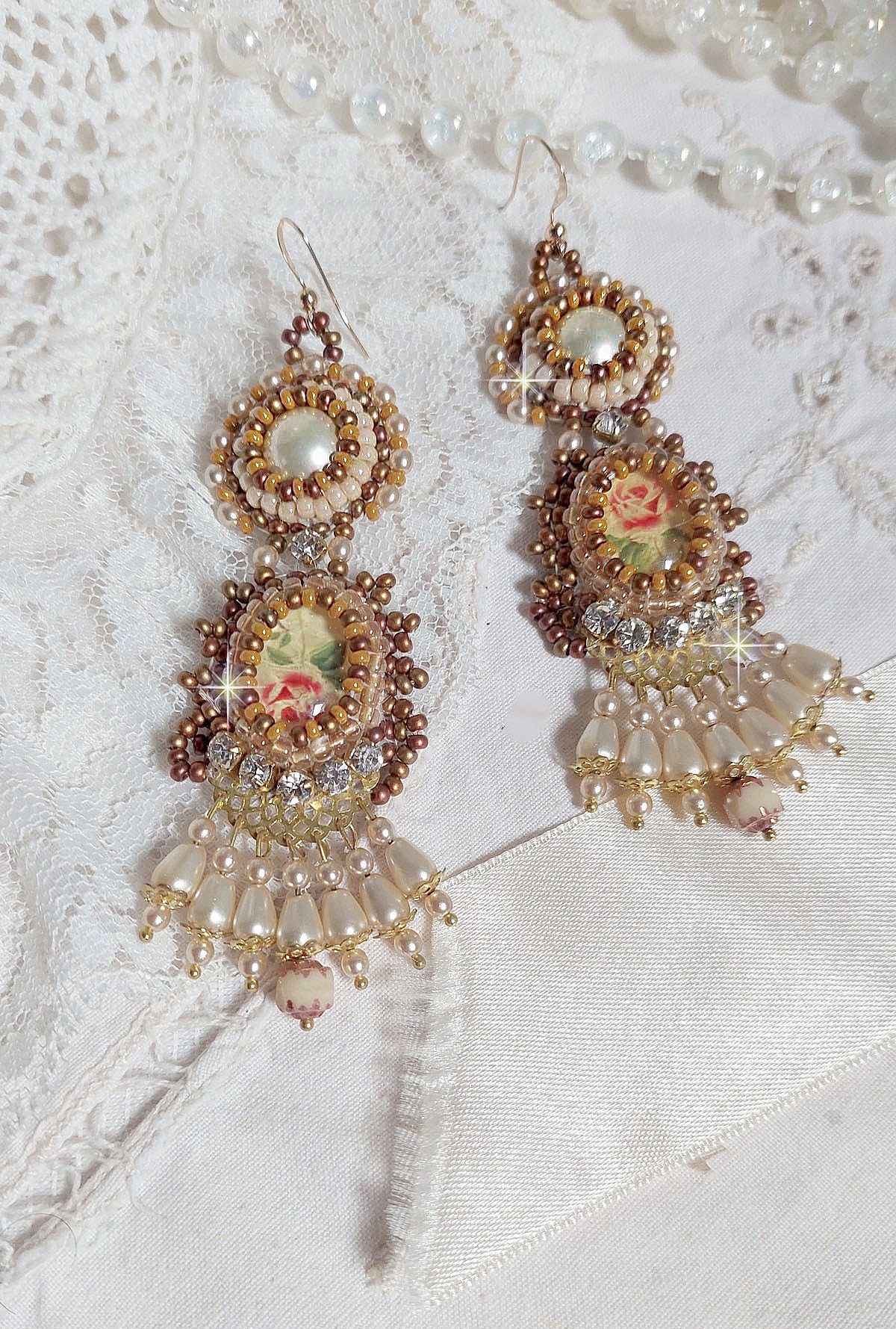 BO Reflets de Ros&eacute;e brod&eacute;es avec des cabochons ronds et ovales fleuries avec une roses rouge, orn&eacute;es de rocailles, perles et chatons en Cristal avec des crochets en Gold Filled 14 carats 