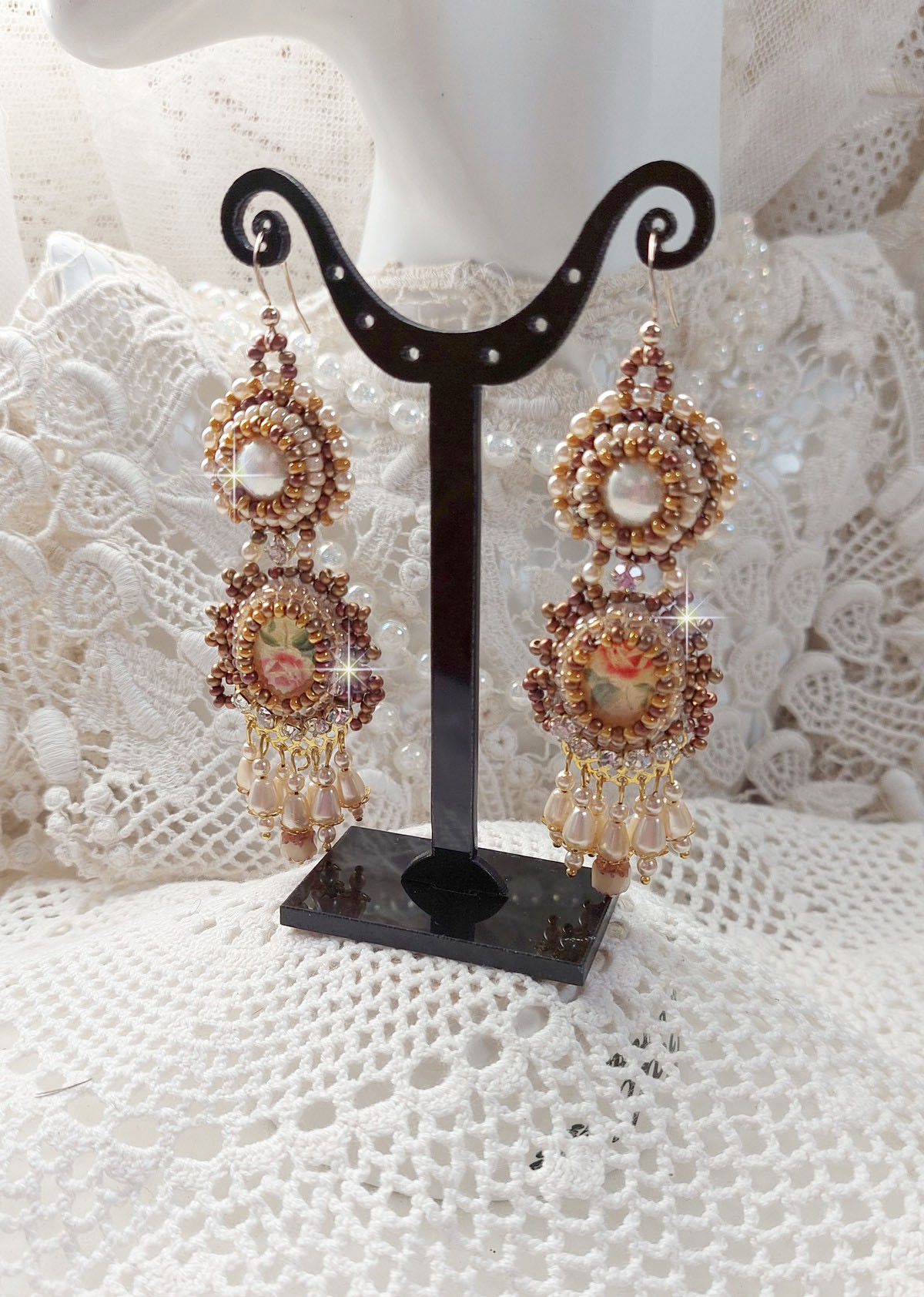 BO Reflets de Ros&eacute;e brod&eacute;es avec des cabochons ronds et ovales fleuries avec une roses rouge, orn&eacute;es de rocailles, perles et chatons en Cristal avec des crochets en Gold Filled 14 carats 