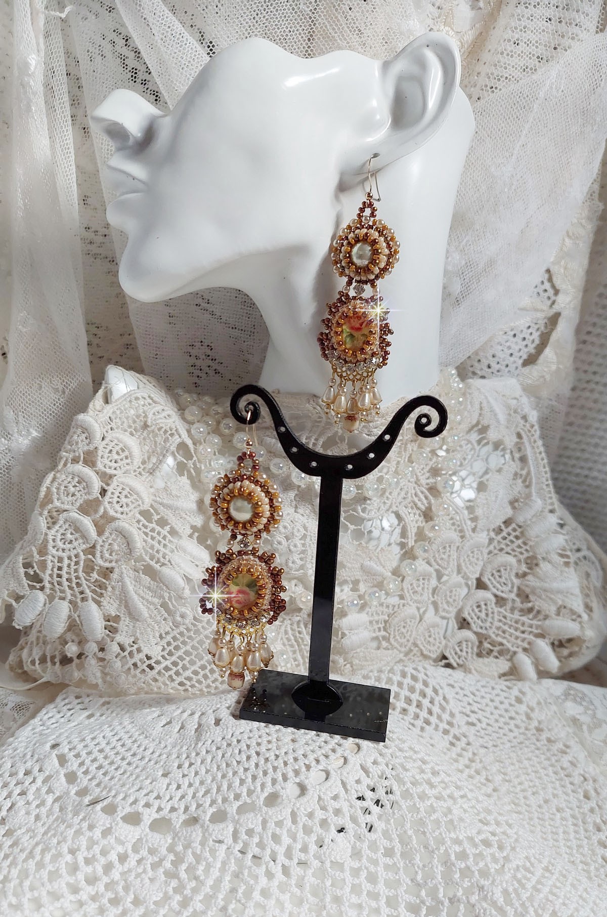 BO Reflets de Ros&eacute;e brod&eacute;es avec des cabochons ronds et ovales fleuries avec une roses rouge, orn&eacute;es de rocailles, perles et chatons en Cristal avec des crochets en Gold Filled 14 carats 