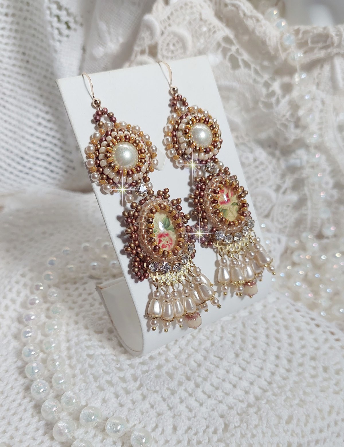 BO Reflets de Ros&eacute;e brod&eacute;es avec des cabochons ronds et ovales fleuries avec une roses rouge, orn&eacute;es de rocailles, perles et chatons en Cristal avec des crochets en Gold Filled 14 carats 