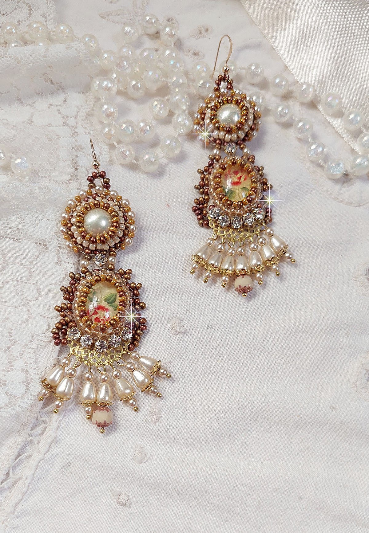 BO Reflets de Ros&eacute;e brod&eacute;es avec des cabochons ronds et ovales fleuries avec une roses rouge, orn&eacute;es de rocailles, perles et chatons en Cristal avec des crochets en Gold Filled 14 carats 