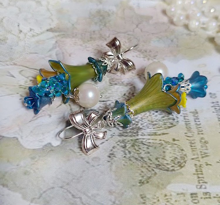 Boucles d'oreilles fleurs acryliques, perles Swarovski et nœuds argentés.