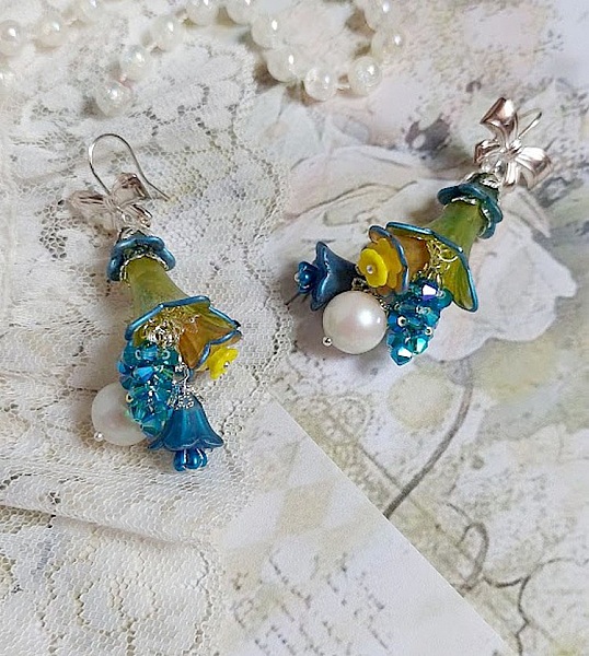 Boucles d'oreilles pendantes fleuries avec perles et cristaux Swarovski.