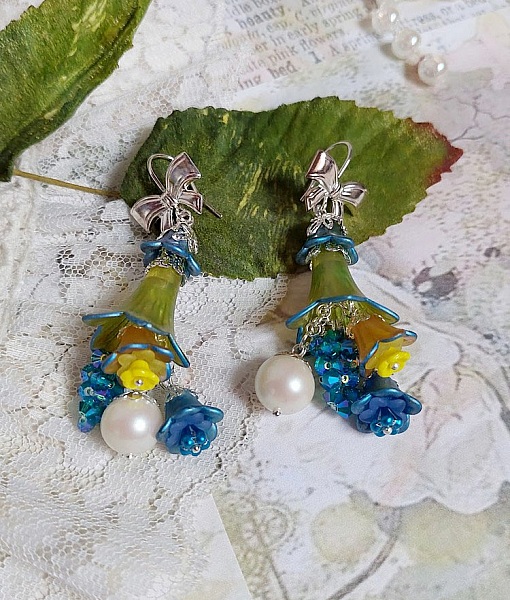 Boucles d'oreilles fleurs acryliques, perles Swarovski et résine.
