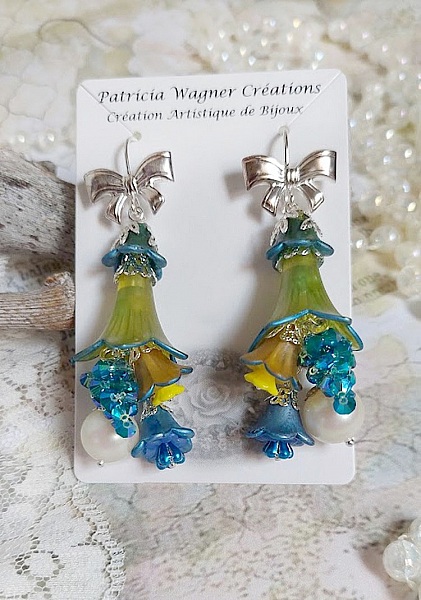 Boucles d'oreilles fleurs acryliques, perles Swarovski et nœuds argentés.