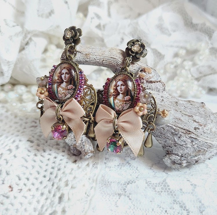 Boucles d'oreilles vintage avec cabochons, nœuds satin et cristaux Swarovski.