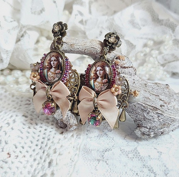 Boucles d'oreilles vintage avec cabochons, nœuds satin et cristaux Swarovski.