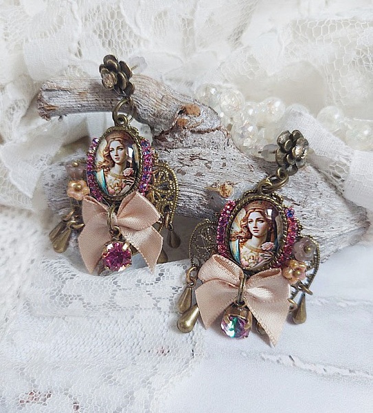 Boucles d'oreilles vintage avec cabochons, nœuds satin et strass.