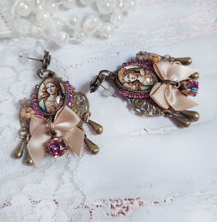 Boucles d'oreilles vintage avec cabochons, nœuds satin et strass.