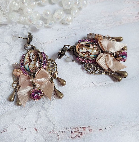 Boucles d'oreilles vintage avec cabochons, nœuds satin et strass.