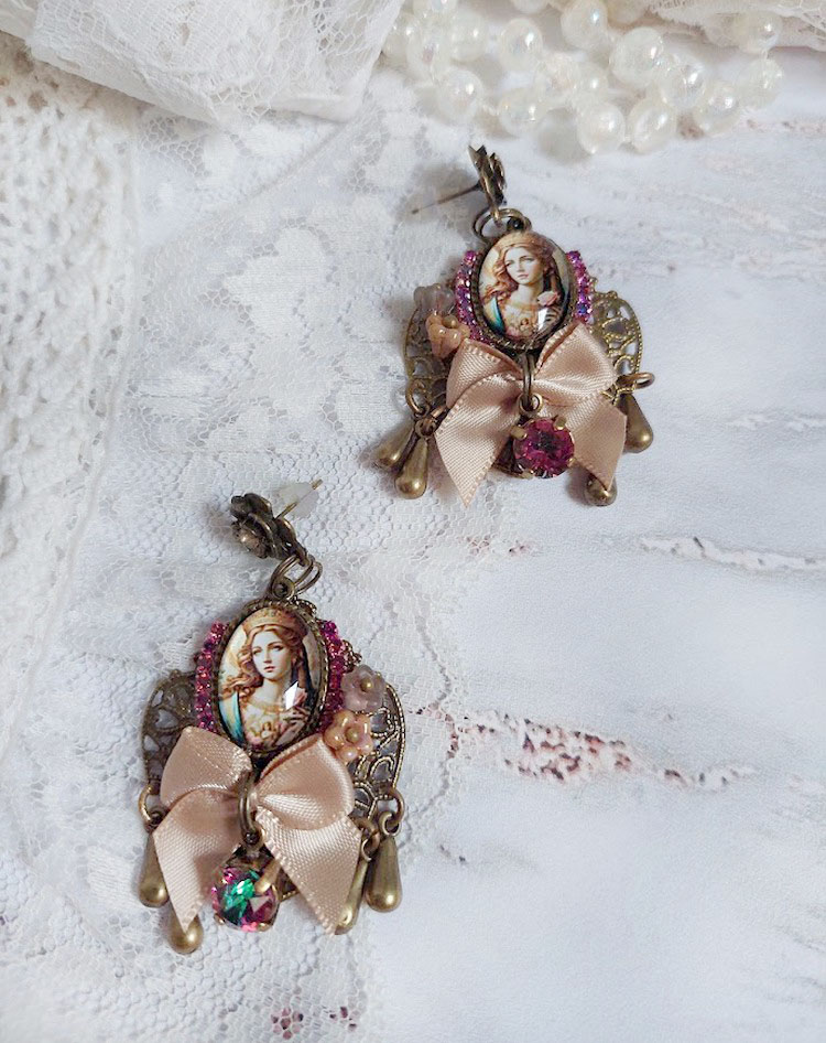 Boucles d'oreilles vintage avec cabochons, nœuds satin et perles.