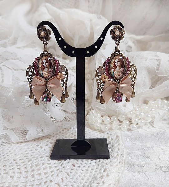 Boucles d'oreilles vintage avec cabochons, nœuds satin et perles.