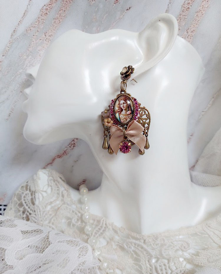 Boucles d'oreilles vintage avec cabochon, nœud satin et strass.