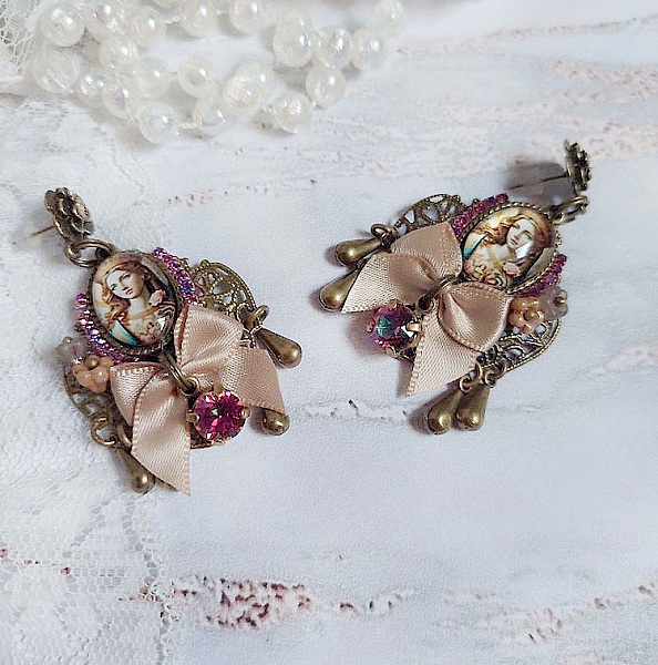 Boucles d'oreilles vintage avec cabochons, nœuds satin et strass.
