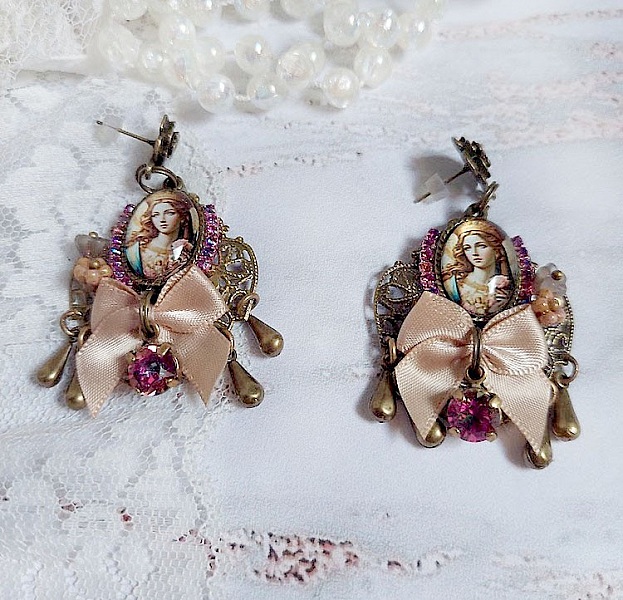 Boucles d'oreilles vintage avec cabochons, nœuds satin et cristaux.