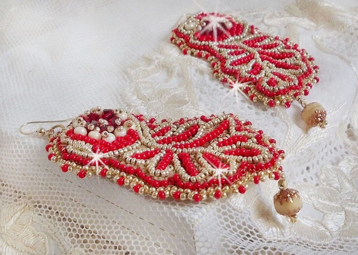 BO Renaissance brod&eacute;es avec des toupies Ruby en Cristal &agrave; laquelle s'ajoute des rocailles aux couleurs Opaque Rouge et Beige, facettes Antiques Beige et Cristal Gold, crochets Gold FIlled 14 carats