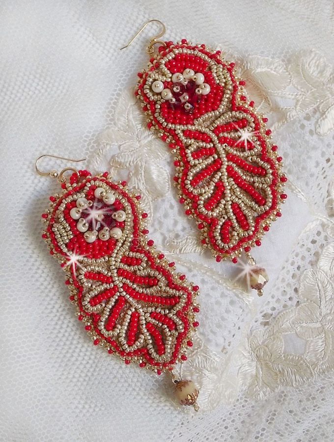 BO Renaissance brod&eacute;es avec des toupies Ruby en Cristal &agrave; laquelle s'ajoute des rocailles aux couleurs Opaque Rouge et Beige, facettes Antiques Beige et Cristal Gold, crochets Gold FIlled 14 carats