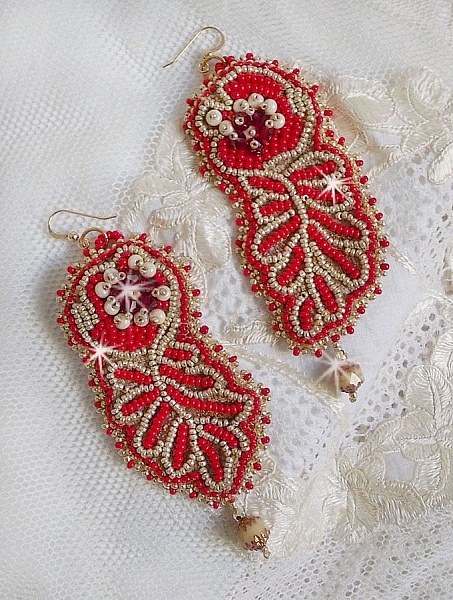 BO Renaissance brod&eacute;es avec des toupies Ruby en Cristal &agrave; laquelle s'ajoute des rocailles aux couleurs Opaque Rouge et Beige, facettes Antiques Beige et Cristal Gold, crochets Gold FIlled 14 carats