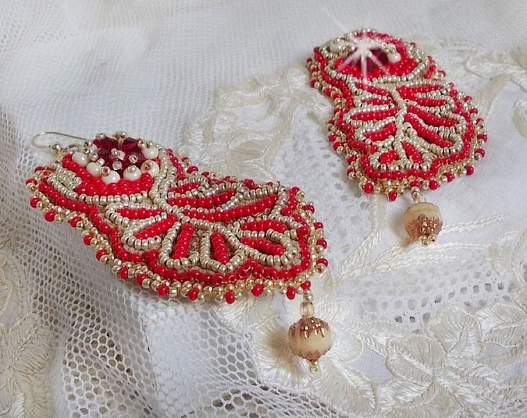 BO Renaissance brod&eacute;es avec des toupies Ruby en Cristal &agrave; laquelle s'ajoute des rocailles aux couleurs Opaque Rouge et Beige, facettes Antiques Beige et Cristal Gold, crochets Gold FIlled 14 carats