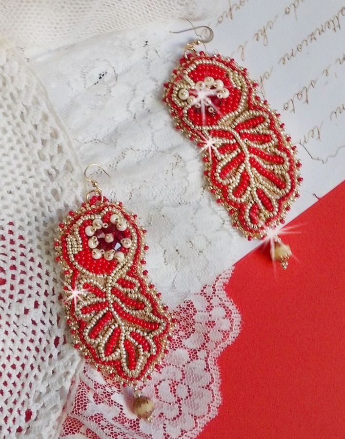 BO Renaissance brod&eacute;es avec des toupies Ruby en Cristal &agrave; laquelle s'ajoute des rocailles aux couleurs Opaque Rouge et Beige, facettes Antiques Beige et Cristal Gold, crochets Gold FIlled 14 carats
