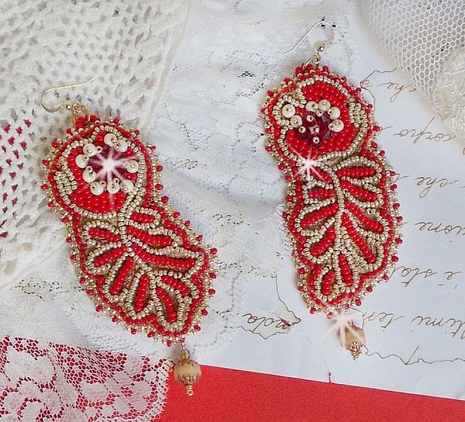 BO Renaissance brod&eacute;es avec des toupies Ruby en Cristal &agrave; laquelle s'ajoute des rocailles aux couleurs Opaque Rouge et Beige, facettes Antiques Beige et Cristal Gold, crochets Gold FIlled 14 carats